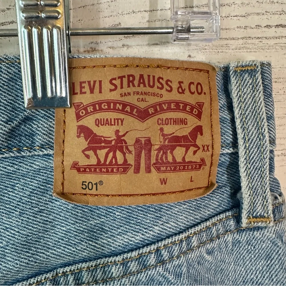 LEVI’S 501 Button Fly Light Wash Cut Off Denim Shorts Raw Hem Boho High Rise 30